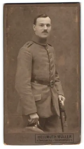 Fotografie Hellmuth Müller, Königsberg, Theaterplatz 6, Soldat, Feld-Artillerie-Rgt. Nr. 1 in Feldgrau Uniform m. Säbel