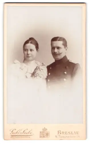 Fotografie Gebr. Siebe, Breslau, Neue Taschenstrasse 1b, Leutnant im Überrock mit seiner Frau