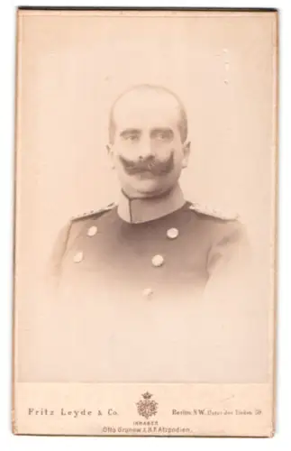 Fotografie Fritz Leyde & Co., Berlin, Unter den Linden 59, Major im Uniformmantel