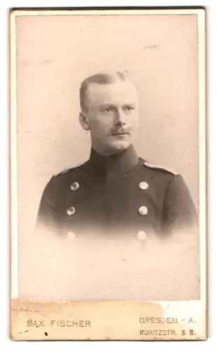 Fotografie Max Fischer, Dresden, Moritzstr. 8B, Leutnant im Überrock, 1904