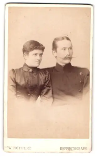 Fotografie W. Höffert, Dresden, Prager-Str. 49, Offizier im Überrock mit seiner Frau