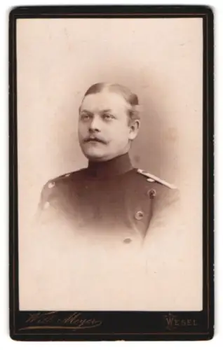 Fotografie Wilh. Meyer, Wesel, Baustrasse 642, Offizier im Überrock