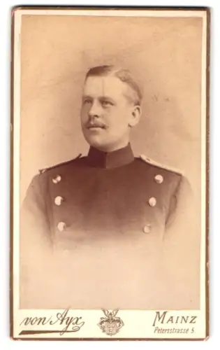 Fotografie H. von Ayx, Mainz, Petersstrasse 5, Offizier Fritz Heinrich im Überrock, Mainz 1890