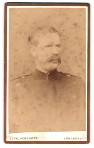 Fotografie Gebrüder Lühr, Lüneburg, Altstadt 48, Offizier im Überrock