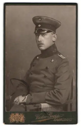 Fotografie Victor Gross, Saarlouis, Leutnant im Überrock
