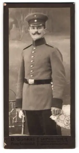 Fotografie B. Gunkel, Leipzig-Gohlis, Äuss. Hallische Str. 77-79, Soldat in Uniform mit Schirmmütze und Seitenwaffe