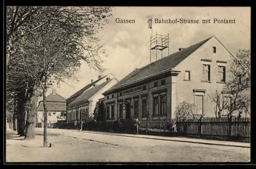 AK Gassen, Bahnhof-Strasse mit Postamt