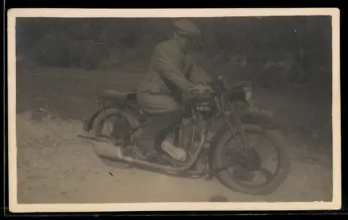 Foto-AK Ariel Motorrad auf einer Landstrasse