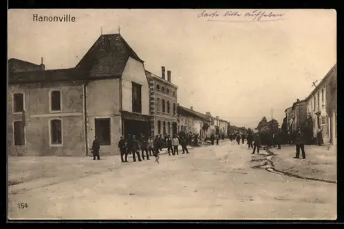 AK Hanonville, Dorfstrasse mit Häusern und Passanten