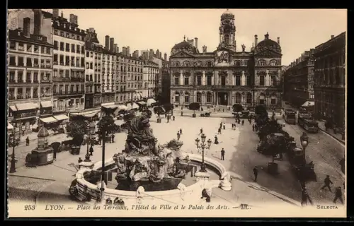 AK Lyon, Place des Terreaux, l`Hotel deVille et le Palais des Arts, Strassenbahn