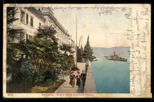 AK Gardone-Riviera /Gardasee, Grand Hotel Gardone-Riviera mit Spaziergängern und Dampfer auf dem Wasser