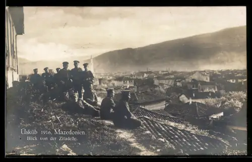 AK Uesküb, Soldaten sitzen unterhalb der Moschee und schauen auf die Ortschaft