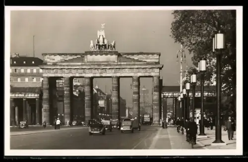 AK Berlin, Brandenburger Tor, Durchblick nach Unter den Linden
