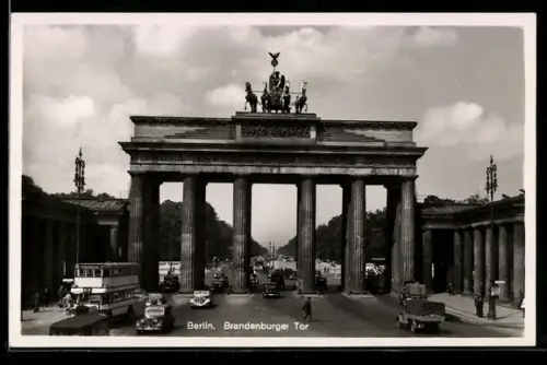 AK Berlin, Autos und Bus fahren durch das Brandenburger Tor