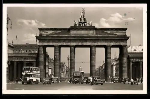 AK Berlin, Strassenverkehr am Brandenburger Tor