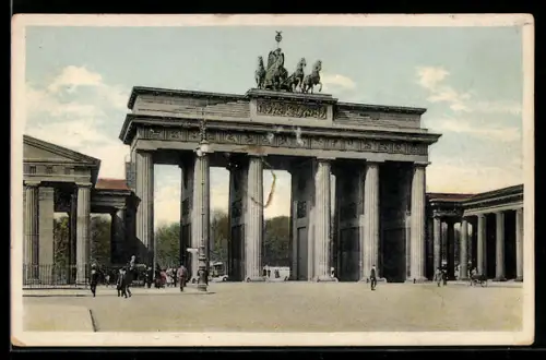 AK Berlin, Strassenbahn hinter dem Brandenburger Tor
