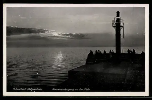 AK Stolpmünde, Leuchtturm an der Mole bei Sonnenuntergang