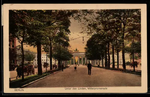 AK Berlin, Unter den Linden, Blick von der Mittelpromenade auf das Brandenburger Tor