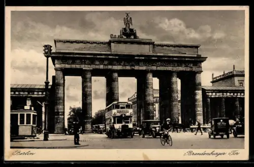 AK Berlin, Brandenburger Tor mit Tram, Doppeldecker und Radfahrer