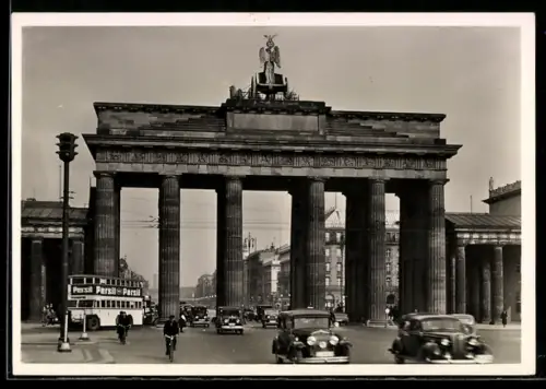 AK Berlin, Autos und Radfahrer vor dem Brandenburger Tor