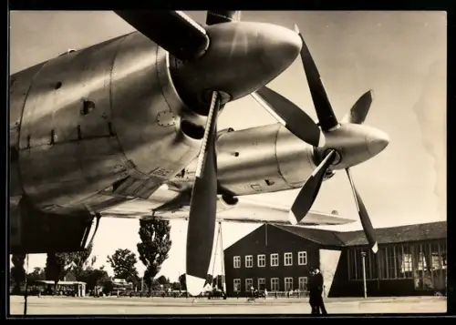 AK Berlin-Schönefeld, Zentralflughafen, Triebwerke von Passagierflugzeug IL-18