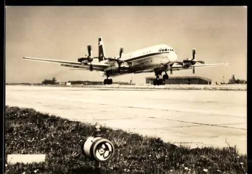 AK Berlin-Schönefeld, Zentralflughafen, Passagierflugzeug IL-18 der Interflug bei der Landung