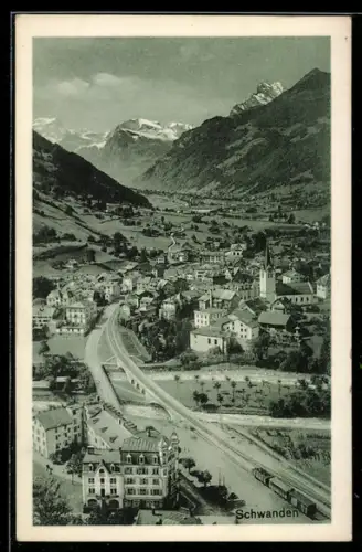 AK Schwanden, Totalansicht mit Eisenbahn aus der Vogelschau