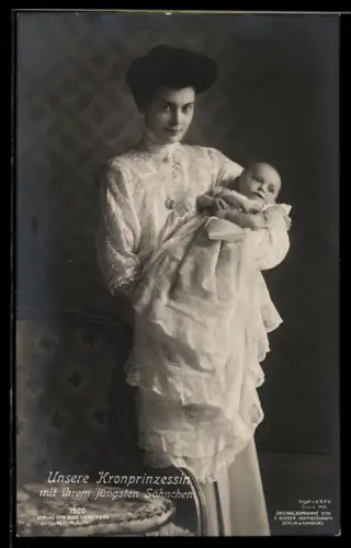 AK Kronprinzessin Cecilie mit ihrem jüngsten Söhnchen auf dem Arm
