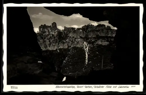 Foto-AK Walter Hahn, Dresden, Nr. 8135: Elbsandsteingebirge, Kurort Rathen, Talwächter-Höhle m. Lokomotive