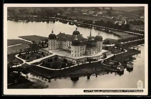 Foto-AK Walter Hahn, Dresden, Nr. 5614: Fliegeraufnahme vom Jagdschloss Moritzburg