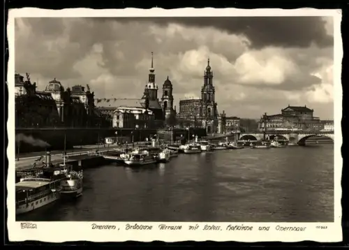 Foto-AK Walter Hahn, Dresden, NR. 10927: Brühlsche Terrasse mit Schloss, Hofkirche und Opernhaus
