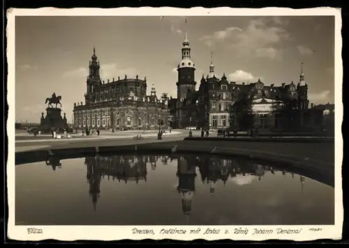 Foto-AK Walter Hahn, Dresden, Nr. 10881: Dresden, Hofkirche mit Schloss und König Johann Denkmal