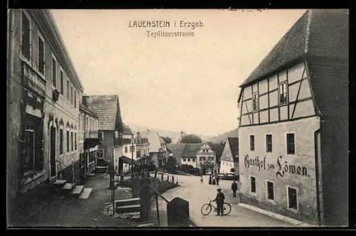 AK Lauenstein /Erzgebirge, Teplitzerstrasse mit Gasthof zum Löwen, Brunnen, Geschäft, Radfahrer