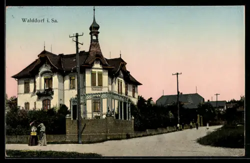 Goldfenster-AK Walddorf i. Sa., Strassenpartie, Türmchenvilla, Villen mit leuchtenden Fenstern, Kreuzung