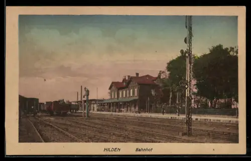 AK Hilden, Bahnhof, Panorama mit Bahnsteig und Gleisen, Güterzug