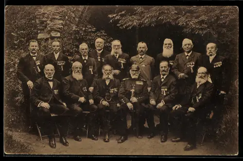 Foto-AK Königstein i. T., Kornblumentag 1911, Veteranen mit Orden, Gruppenbild vor altem Gemäuer