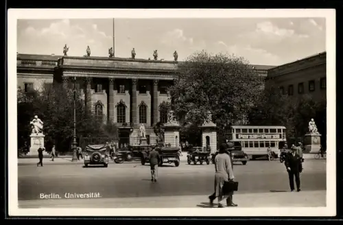 AK Berlin, Universität mit Denkmal und Autobus