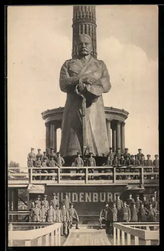 AK Berlin, Gruppenbild Soldaten am Eisernen Hindenburg vor der Siegessäule, Kriegsnagelung, Kriegshilfe