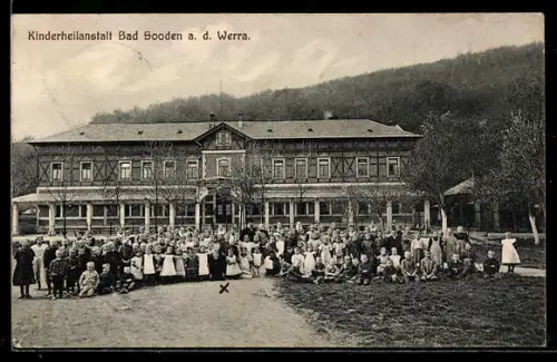 AK Bad Sooden a. d. Werra, Kinderheilanstalt, Kindergruppe vor dem Gebäude