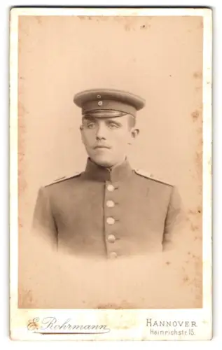 Fotografie E. Rohrmann, Hannover, Heinrichstr. 15, Soldat in Uniform mit Schirmmütze