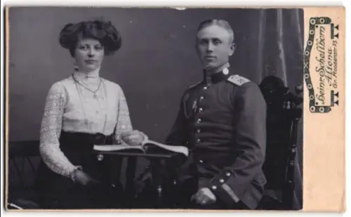 Fotografie Heinr. Schellhorn, Altona, Gr. Roosenstr. 73, Sergeant in Uniform mit Schützenschnur 2. Stufe und seiner Frau
