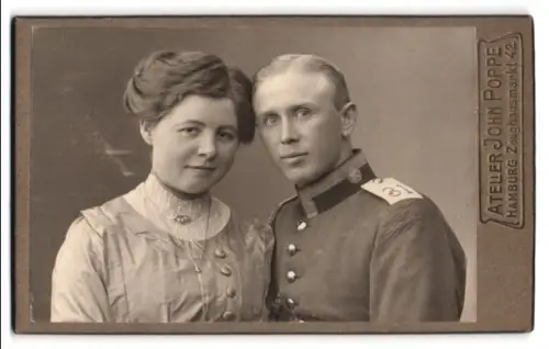Fotografie Atelier John Poppe, Hamburg, Zeughausmarkt 42, Sergeant vom Regiment Nr. 31 in Uniform mit seiner Frau
