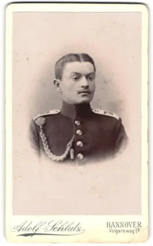Fotografie Adolf Schlutz, Hannover, Volgersweg 1B, Soldat vom Regiment Nr. 73 in Uniform mit Schützenschnur 1. Sufe