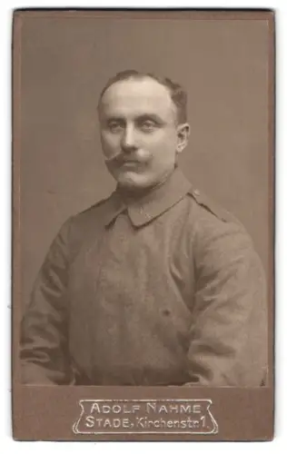 Fotografie Adolf Nahme, Stade, Kirchenstrasse 1, Soldat der Landwehr vom Bataillon 4 in Feldgrau Uniform