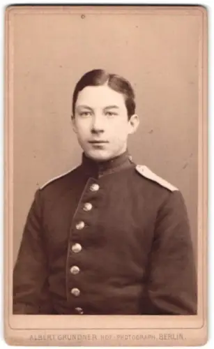 Fotografie Albert Grundner, Berlin, Leipziger Strasse 47, Garde-Gefreiter Gullenband in Uniform, 1887