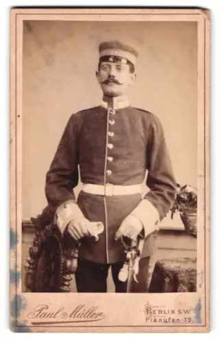 Fotografie Paul Möller, Berlin, Planufer 19, Garde-Unteroffizier in Uniform mit Schirmmütze und Säbel
