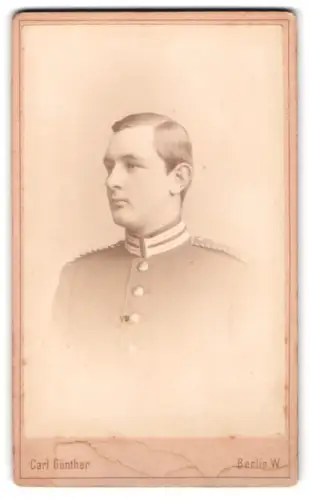 Fotografie Carl Günther, Berlin, Behrenstrasse 24, Einjährig-Freiwilliger Garde-Soldat Georg Henneberg in Uniform