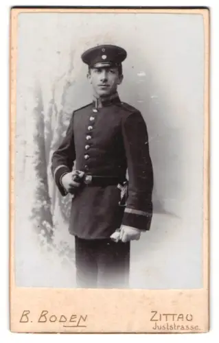 Fotografie Bruno Boden, Zittau i. Sachs., Juststrasse 2, Unteroffizier in Uniform mit Schirrmmütze und Bajonett