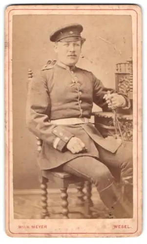 Fotografie Wilhelm Meyer, Wesel, Baustrasse 642, Vizefeldwebel in Uniform mit Schirmmütze mit Säbel