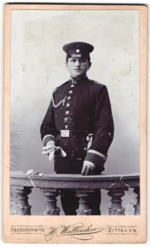 Fotografie H. Walbrecker, Oberoderwitz, Uffz. vom Inf.-Regiment Nr. 102 in Uniform mit Schützenschnur 1. St. u. Bajonett